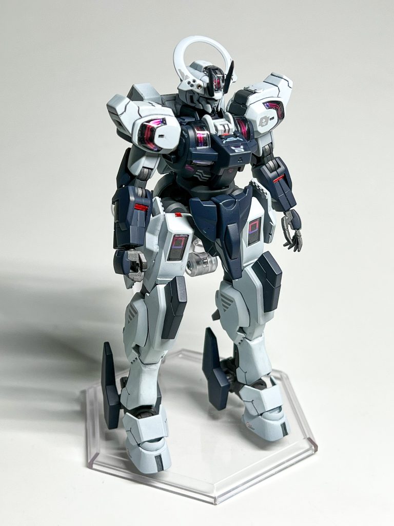 劇中制作中のカットを参考に肩周りのスジボリやマイナスモールド追加。肩と脛の段落ちは埋めました。