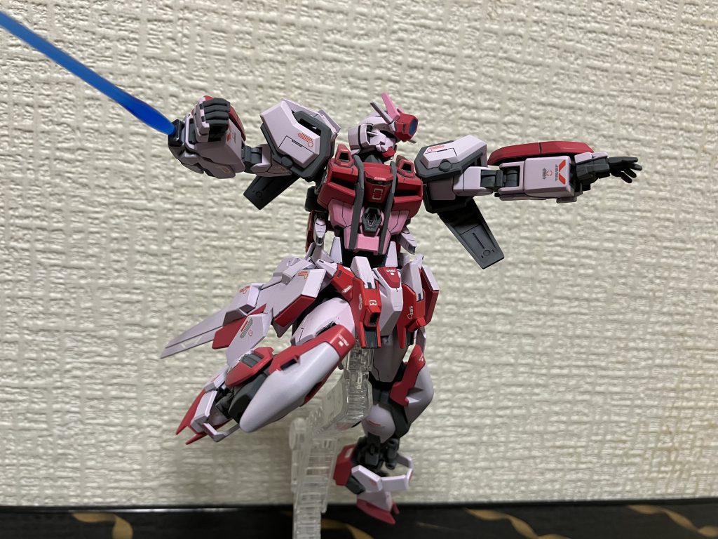 PhaSeビーム・スポット・ガン「両前腕部下部に設置されている固定兵装威力が低いが腕に付いてるため取り回しがいい短時間であればビームサーベルとしても使用可能」