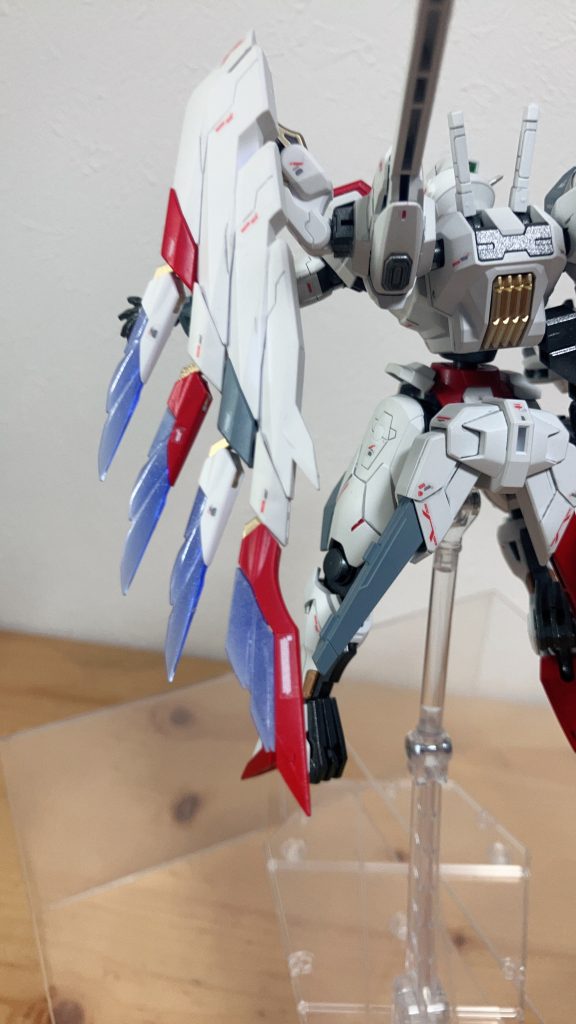 特徴的なウイングはコトブキヤさんのユニットを塗装し組み込んであります。青いクリアパーツは粒子塗装。
