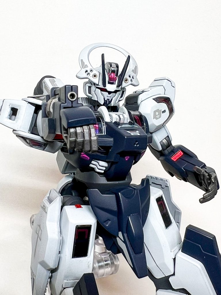 バルカン部はメタルパーツを埋め込み、腰アーマはプラ板で塞ぎディテールアップを。