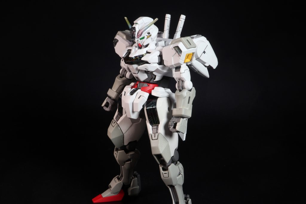 巣立ち・キット元の白・ガイアノーツ ニュートラルグレーⅠ・タミヤ ロイヤルライトグレイの3色なのですが、ニュートラルグレーⅠが元キットの白とほぼ変わらないのでグレーⅡでも良かったです。