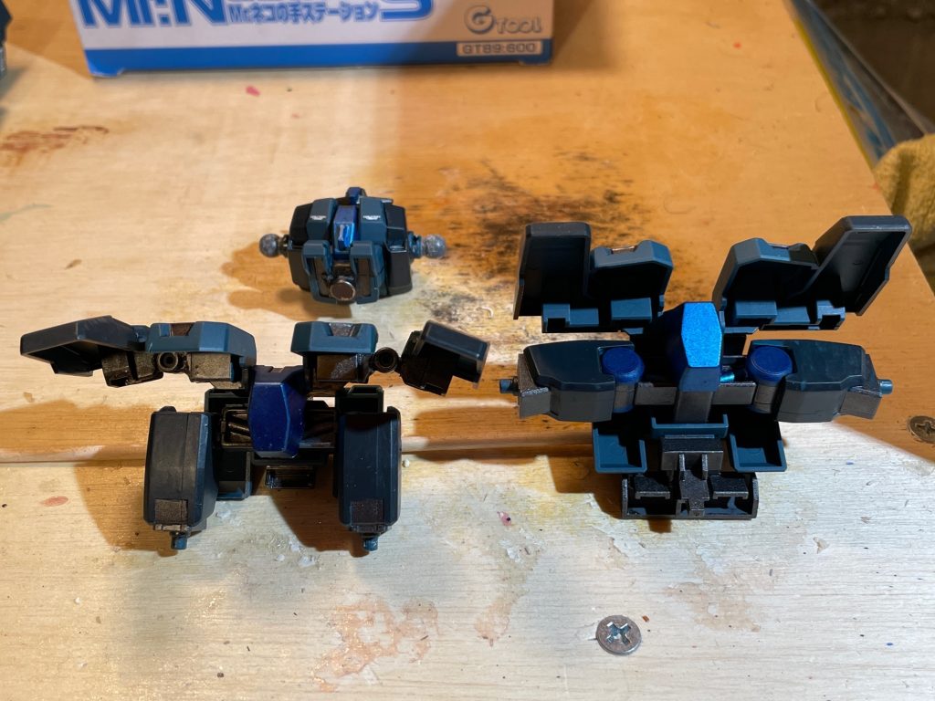 上半身は共通で磁石にて腰部と接続。左が分離時腰部パーツ。右が合体時腰部パーツ。