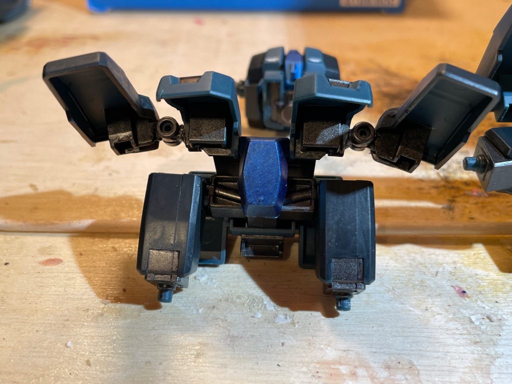 分離時腰部パーツ。フロントスカートを切り出し、MSGパーツで可動。股関節部も切り出し&パテ埋めで脚部方向を変更、前後の可動だけは確保。