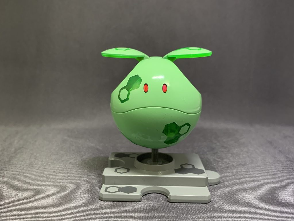 正面こちらはガンダムベース限定のクリアカラーのハロを使用しております。クリア地にマスキングを行い、その上から塗装をして部分的にクリアを残しております。