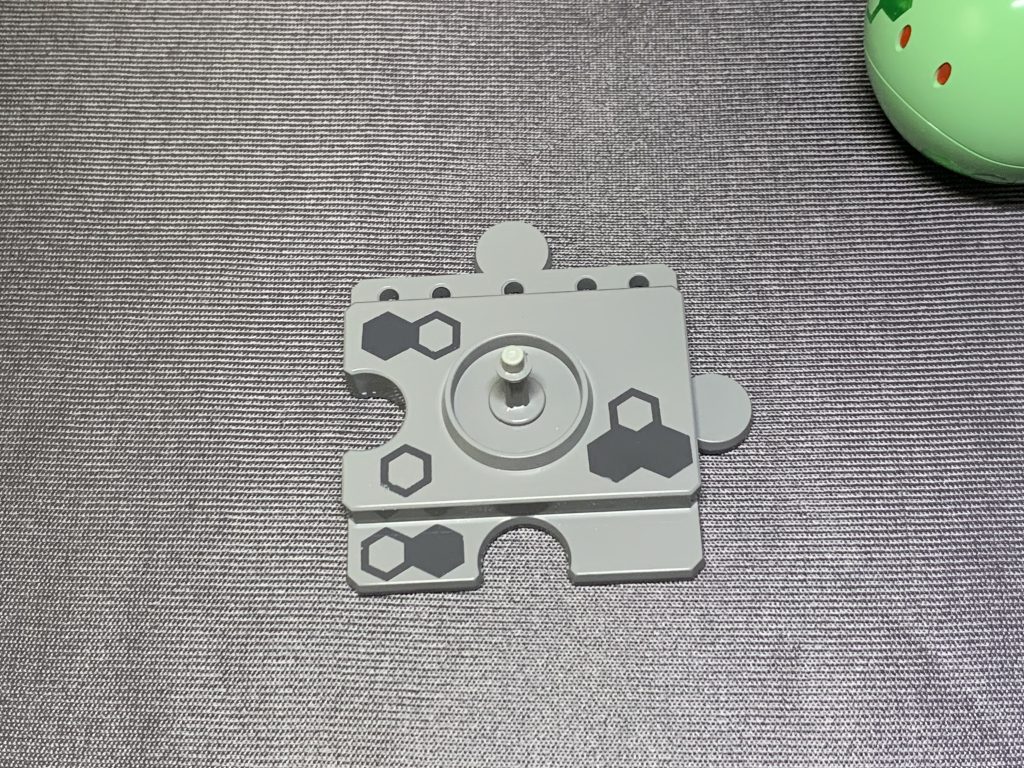 台座にも迷彩を施しました。台座はさすがにクリアではないのでグレーと濃グレーの迷彩です。