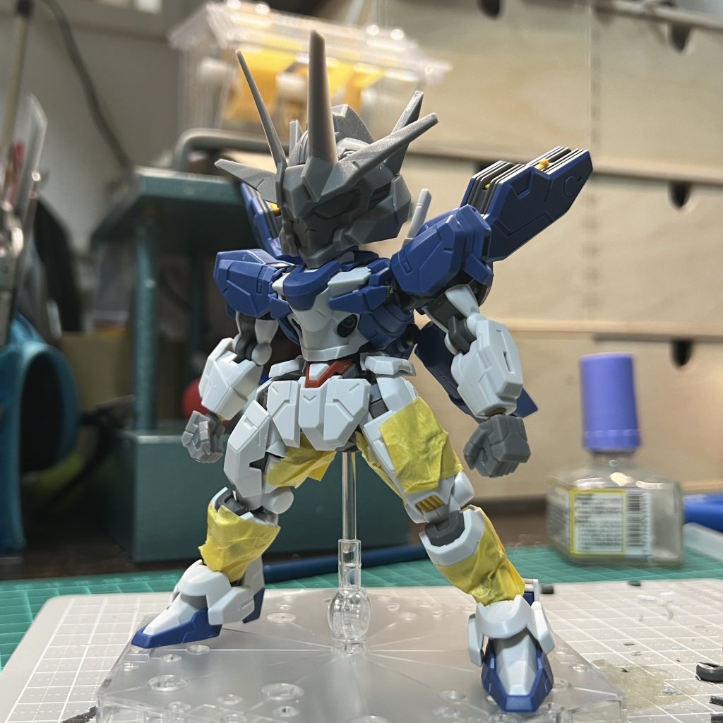 腕の短縮化は二の腕をできるだけ短くするのみの簡易的な改造です。出力した頭部と握り拳を付けてバランス確認中です。