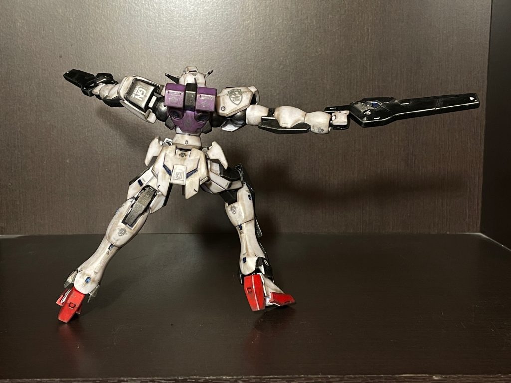 ラファエルガンダム本体。シンプルな造形で可動も申し分なし。