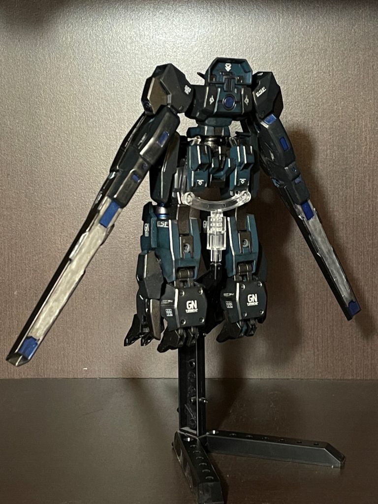 本キットのパーツそのままで、腰部のみジャンク品差し替えパーツ制作にて分離合体を再現しました。ほとんど可動しません。