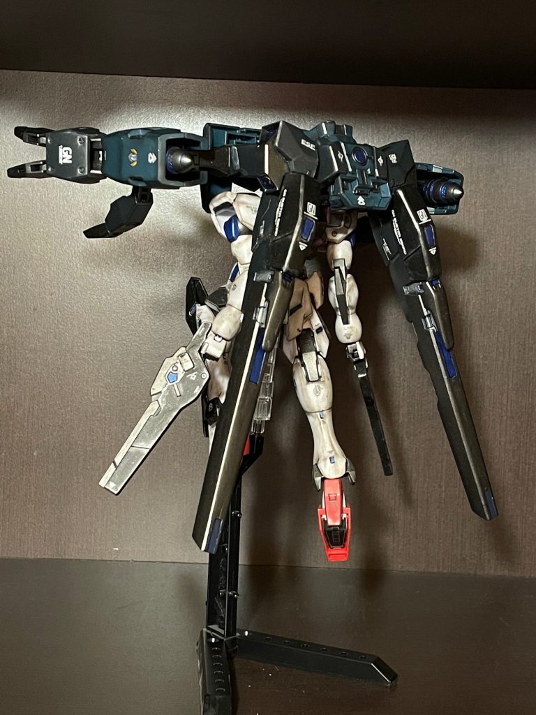 合体‼️頭にMSを乗せる斬新なスタイルで初めは好きになれませんでしたが、劇場版OOシリーズを揃えるため作ってみると、なんとも愛着が湧いてきて、セラヴィーⅡを本キットパーツのみでなんとか分離させました。