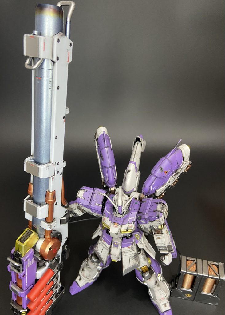 Hi-ν本体の再改修ポイントは、ダメージ加工とウェザリングとアンテナです。アンテナは再々改修になります。やっと納得いくアンテナになりました😏武装のハイパー・メガ・バズーカ・ランチャーは今回初投稿です。オリジナルカラーリングにしてみました。