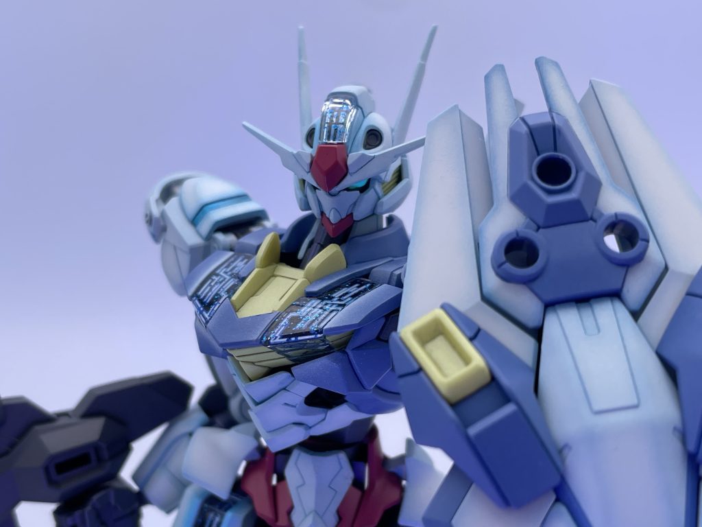 改修は腰・脛の延長と肩パーツの削り込み等HGエアリアルの定番部位だけです塗装はエッジにブルーを吹いてからキワキワ狙いの白グラデを入れて、フワッとブルーの光を帯びてる感じを狙いました肩パメはブルーのキャンディ塗装です