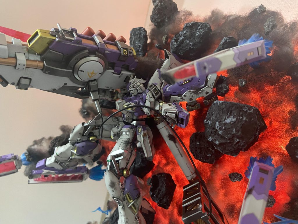 ジオラマは、#8 ストライクフリーダムガンダムから着想を得ています!デブリの爆発を背にハイパー・メガ・バズーカ・ランチャーを撃っているイメージです。このハイパー・メガ・バズーカ・ランチャー、めちゃくちゃカッコいいのですが、どうやればカッコよく飾れるのか色々考えました🤔皆さん、いいアイデアあったら是非教えてください!最後まで閲覧ありがとうございました🙇🏻♂️