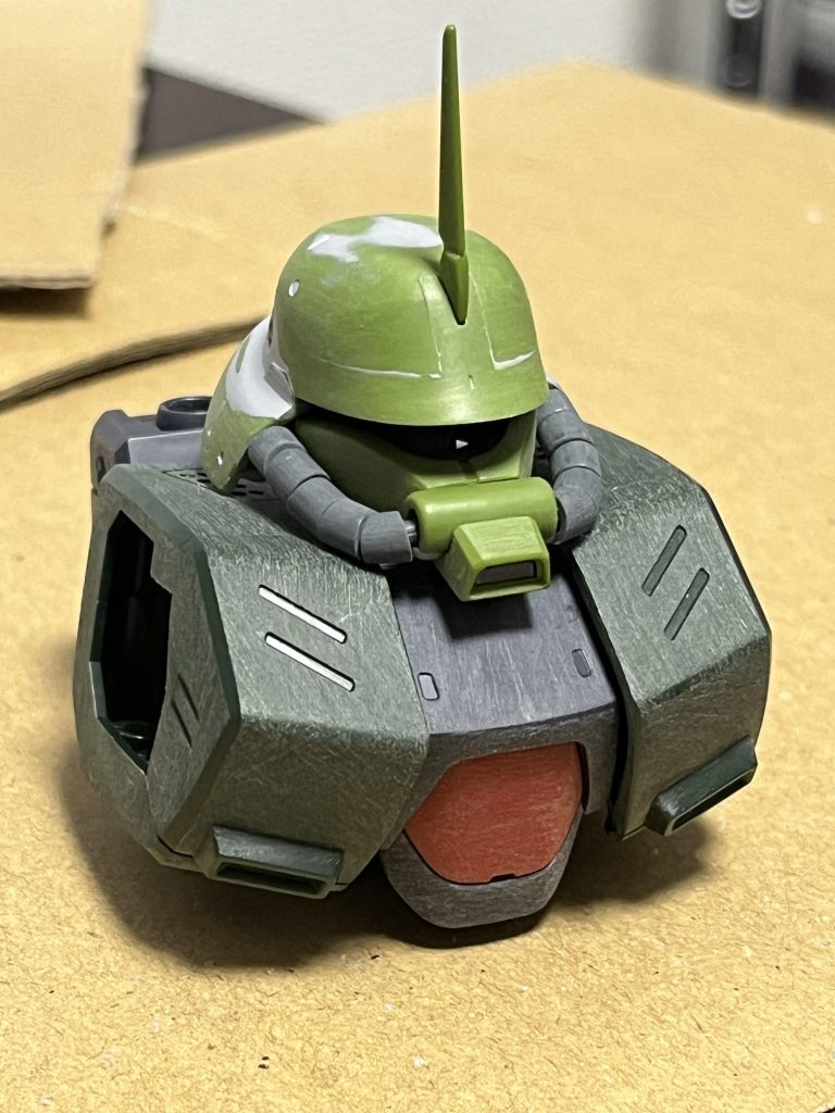頭部のパーツ分割が気になったので合わせ目消しの要領で一体化。全身の動力パイプはジャンクのMGザクから移植。