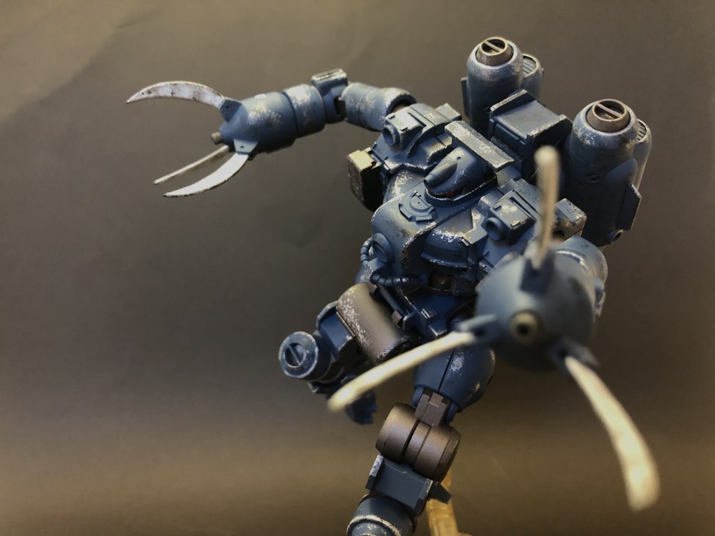 海面から突如現れるイメージで!