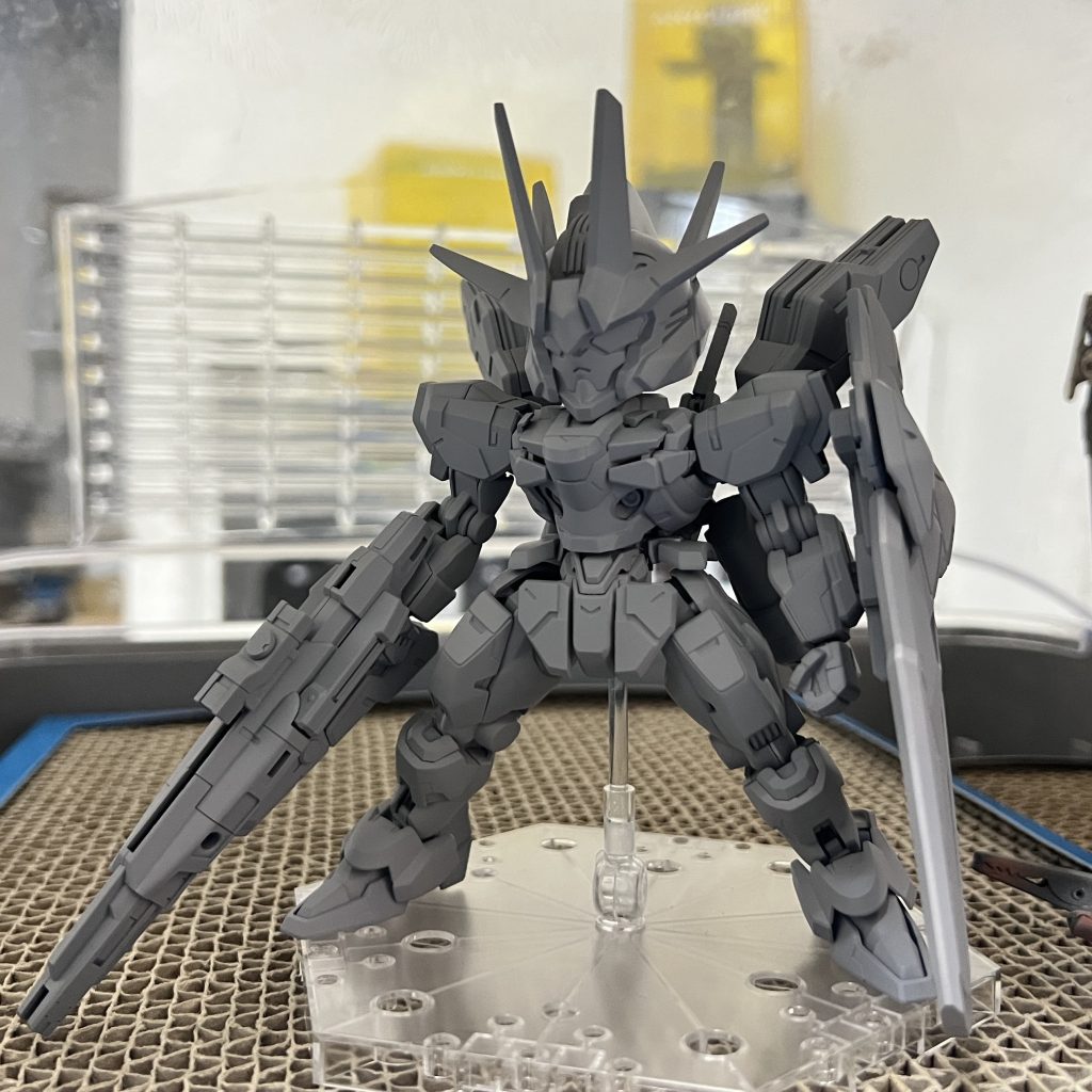 頭部は出力し直しています。傷や荒を磨きなおして本サフした状態。