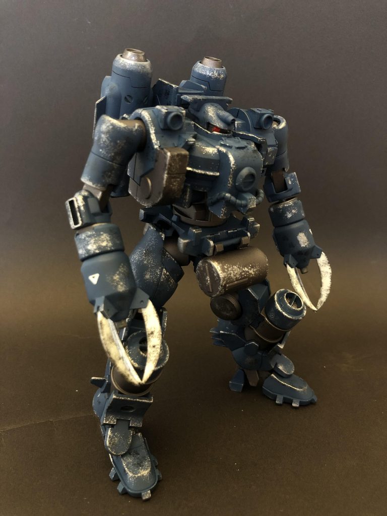 正面から。主な変更点はバックパック、腕部クローアーム、脚部、バラストタンクの追加などです。元の形状を生かしつつ、各部にスクリューや整流フィンを追加し、ティエレンらしさと水泳部らしさの両立を目指してみました!ちなみに「龍蝦」とは大型のエビ(ロブスターなど)を指す中国語です🦞