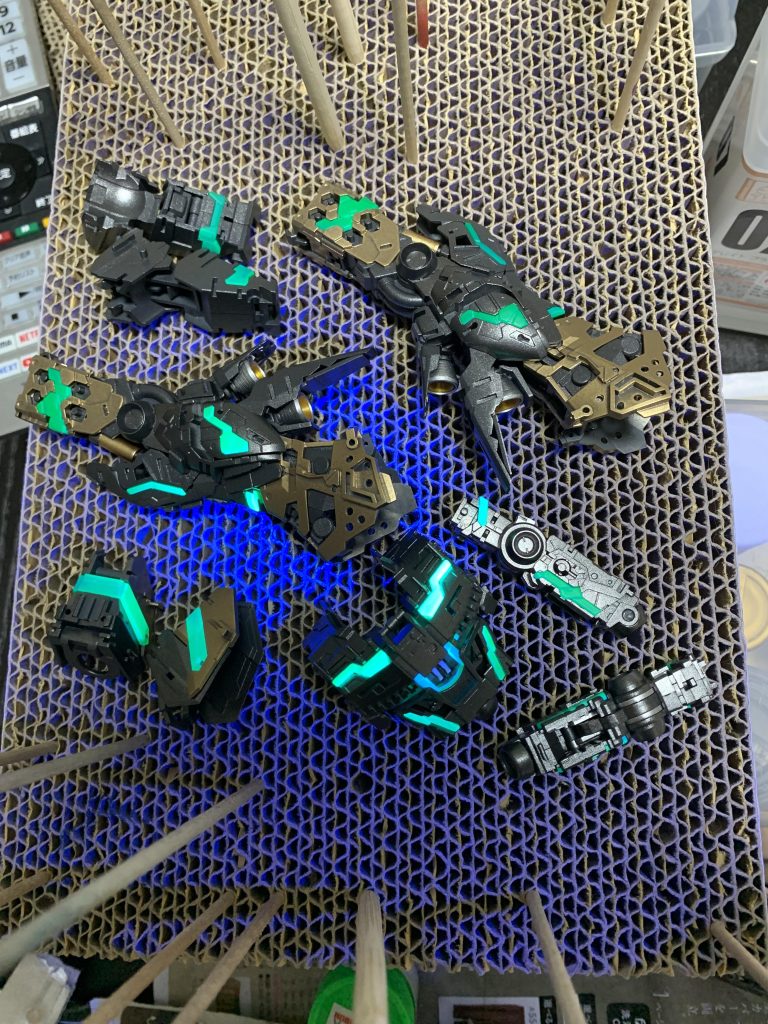 ちらっと見える内部フレームはところどころゴールドで塗装