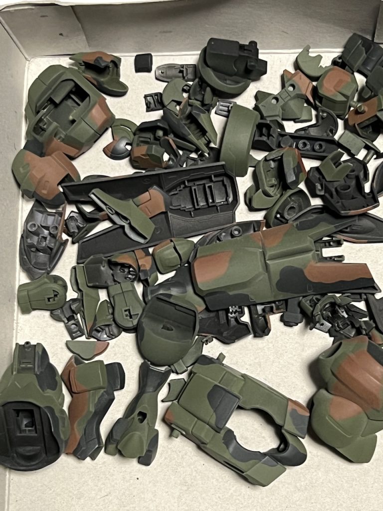 塗装〜トップコートが済んだ迷彩三機分の外装パーツたち。組んだりバラしたりを繰り返しているうちにどのパーツがどの機体のものか覚えてしまいました。