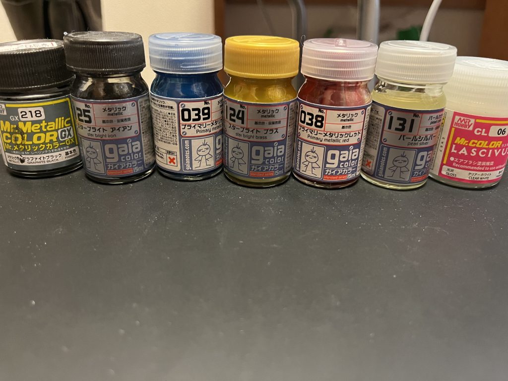 今回使った主な塗料達です。入れ忘れてるのですが、蛍光部分はガイアさんの蛍光イエローグリーン　墨入れ部分はクレオスさんの水性ジャーマングレー　艶消しもクレオスさんのスーパースムースクリア艶消しを使用してます。