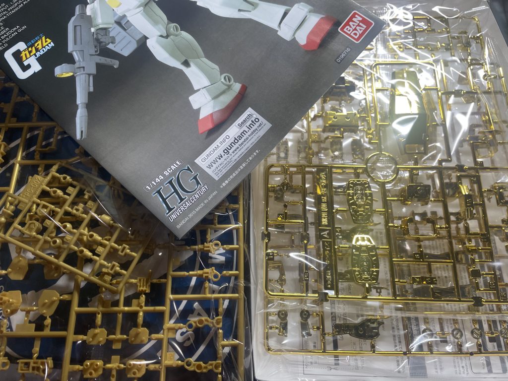 中身は通常のHGガンダムと全く同じで金メッキパーツが2枚と金色(黄色)パーツが1枚。小1時間ほどで完成です。