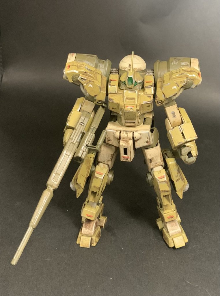 汚し方としてはまず、トップコート半光沢を吹いてウェザリングカラーのマッドアンバーをシャバシャバと塗装し、全身をフラットにしたらシルバーでハゲチョロを描き、その上で水性のマボカニーを乗せて塗装しました。そして、仕上げにサンダーボルトのデカールをペタペタとそしてトップコート艶消しで完成です