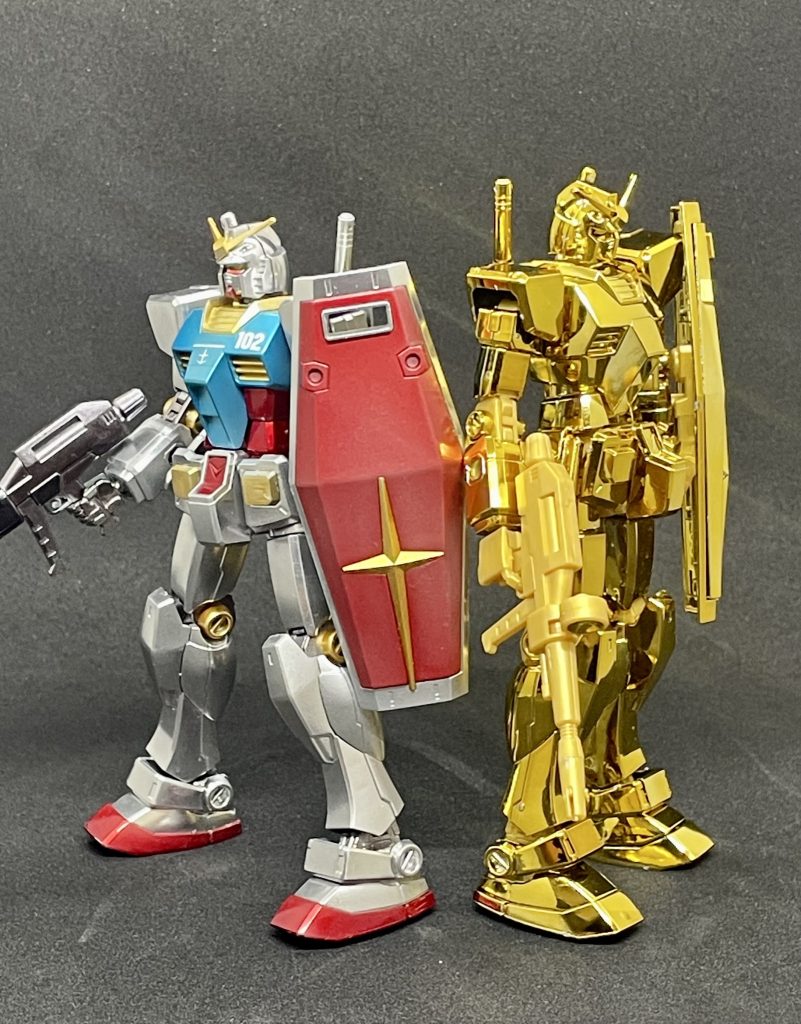 去年作成したガンダムマーカー塗装のHGガンダムと並べてみました。金ピカ過ぎて顔が映らないように気をつけて撮影。そうするうちにふと良からぬ想いが湧きあがり…