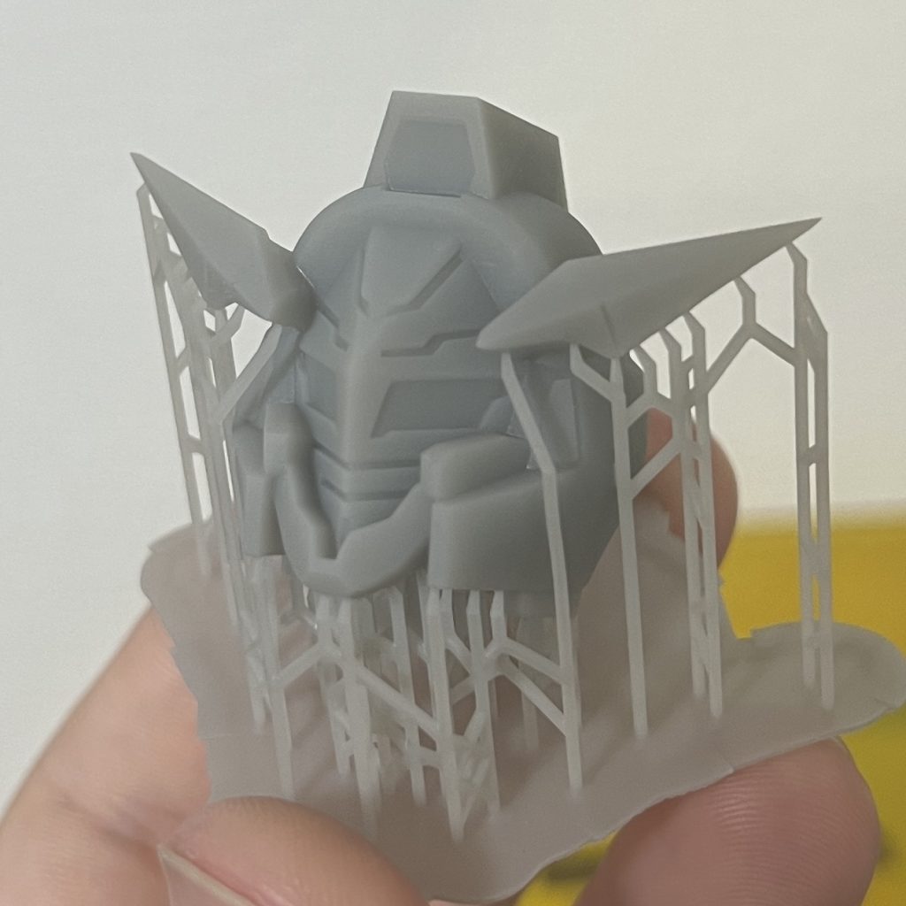 頭部出力品このままだとガンダムっぽくない