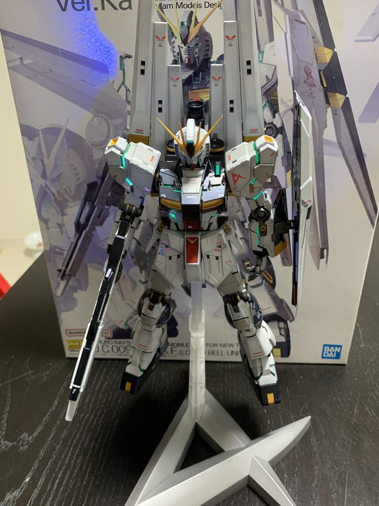 付属の台座はシルバーで塗装して、半光沢にしました。個人的なイメージは赤だったのですが、主張が激しくなる???かなぁと思って。