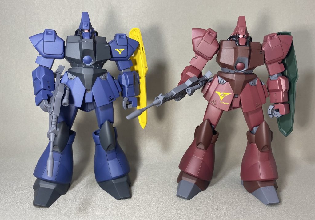 以前作ったティターンズカラーと並べました。どちらも良い