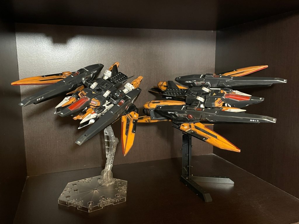2体同時作成では同じパーツを作っていくので作業が早くなっていくのですが、時折、修行のように感じてしまう(飽きてくる)事があるので注意が必要❗あっ、それはわたくしだけでした。本キットは差し替えなしで完全変形が可能。HGとしては優秀なキットだと思います。また、各所のでかいパーツは、他のキットを｢高機動型｣に改造するときの部品に使えそうな気がします。ジャンク品探してチャレンジしたいなぁ。