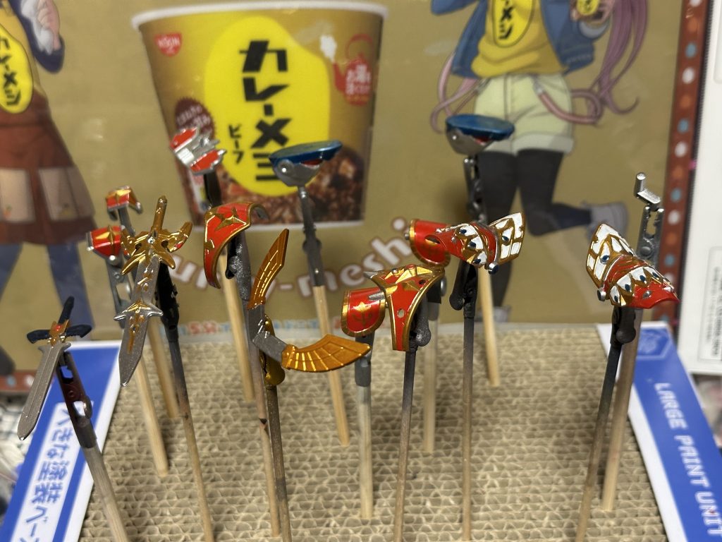 筆塗りはシタデルカラーとエナメル塗料を駆使してひたすら塗り分け…エナメルの特性なのか、下地がシルバーだからか、レッド部分がうっすらキャンディ塗装っぽくなったのは嬉しかった誤算