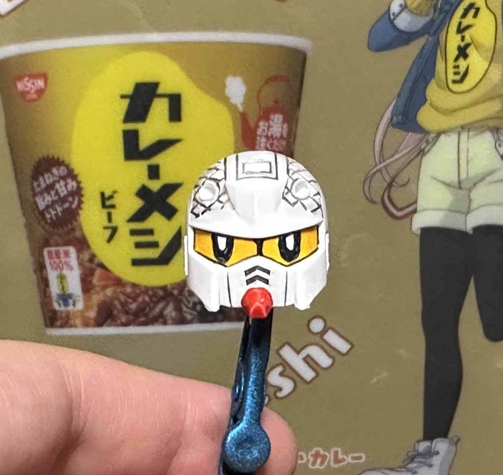 そして今回、初めてガンダムの目を描いてみました!シャーペンでアタリをつけて、墨入れ用ペンで塗り塗り、周りのイエローをシタデルで仕上げました。初めてにしてはまずまず?これまた精進ですね