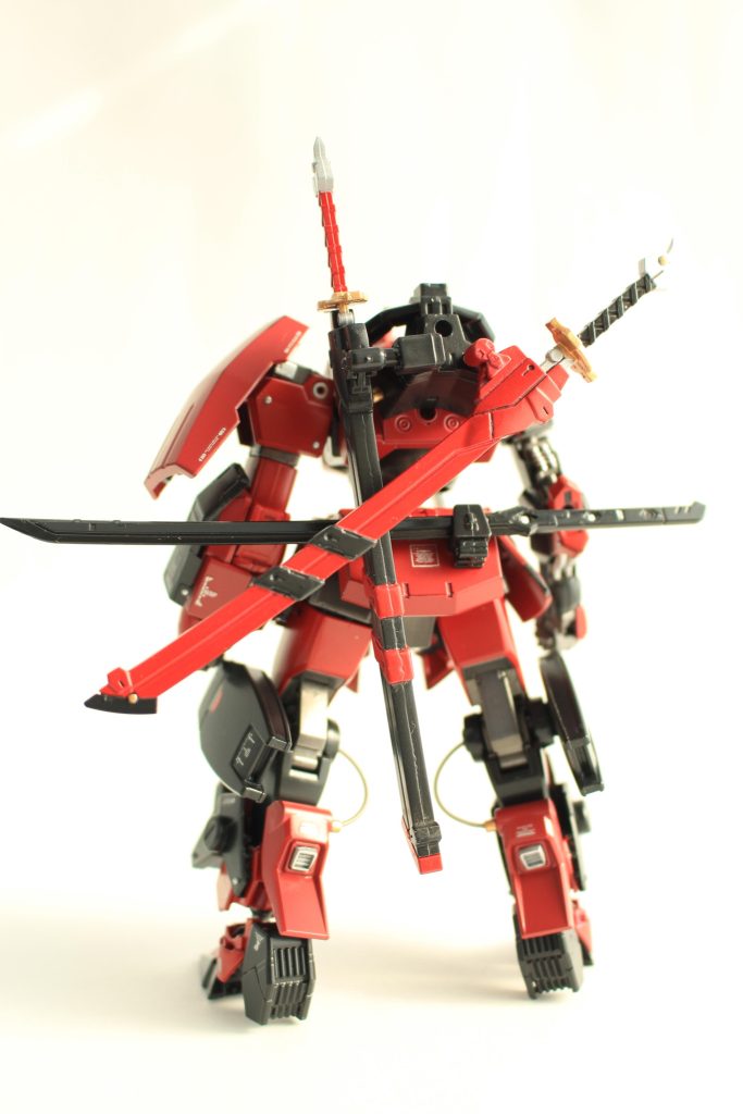 ジャンク屋の伝手でガーベラストレートを二本背負っています。PS装甲対策として、右肩のシールドの裏にはビームサーベルを二本仕込んでいます。飛び道具なんていらねえ! 拳と刃のみで戦う漢のMSなのです。