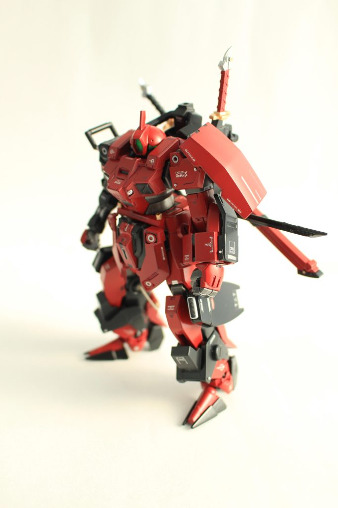 実は赤色は二種類を使い分けているんですが、思ったより色の差異がでませんでした。メタルパーツとパイピングに初チャレンジしたんですが、情報密度が上がってすごくいいですね。あと、アシタのデカールがカッコよくて素敵。