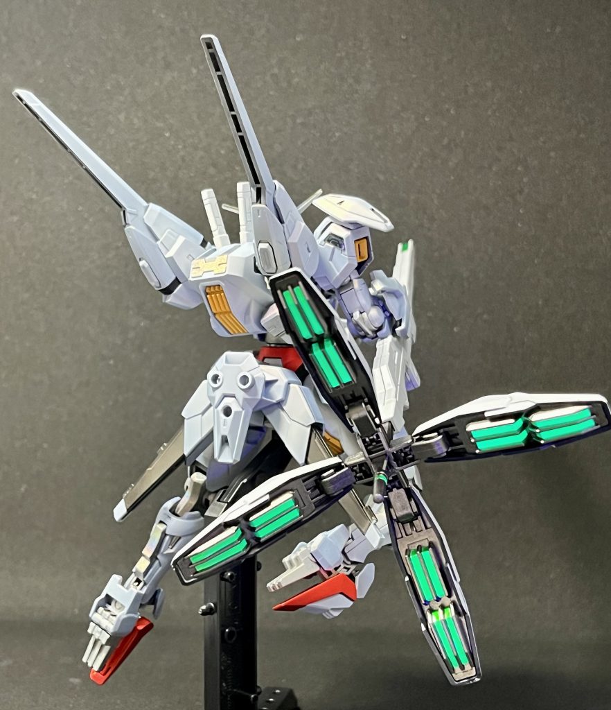 ポーズ4ブースターの塗り分けが厳しかったのでここだけシールにスターブライトシルバーと蛍光イエローグリーンを吹いて貼った後クリアーで保護しました。それでもちゃんと蛍光発光してますね。メモ白:サフevoブラック→パールシルバー→クリアーホワイト→スムースクリアーつや消し(本体)黒:(白のクリアーホワイト後に)クリアーブラック→スムースクリアーつや消し(本体塗り分け)赤:サフevoブラック→ピュアブラック→スターブライトシルバー→クリアーレッドスムースクリアーつや消し(本体)黄:サフevoブラック→マンダリンイエロー→パールゴールド→スムースクリアーつや消し(本体)ホログラム:サフevoブラック→フォーミュラクローム→究極レインボー(関節系)蛍光グリーン:サフevoブラック→スターブライトシルバー→蛍光イエローグリーン(カメラアイ等)白2:サフevoブラック→シェルホワイト(バリアブルロッド砲身)メタル:サフevoブラック→フォーミュラクローム(バリアブルロッドライフルブースター部等)