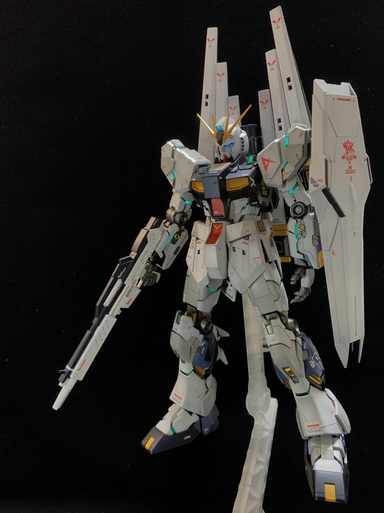 サイコフレームは蛍光グリーンで塗装してブラックライトで光ります