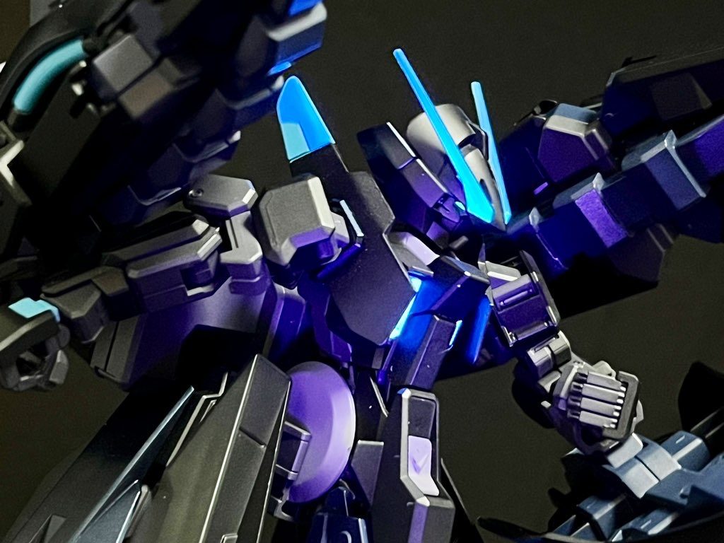 メモ黒:サフevoブラック(本体)灰:サフevo→フロストマットブラック(関節系)紺:サフevo→ダークブルーイッシュパープル(CSB可動部)艶紺:サフevoブラック→プリズムブルーブラック(外装やブレードなどのアクセント)紫:サフevo→HJVパープルグレー(ドラムフレーム等)水色:サフevoブラック→ライトブルー(→発光部)(アクセント)