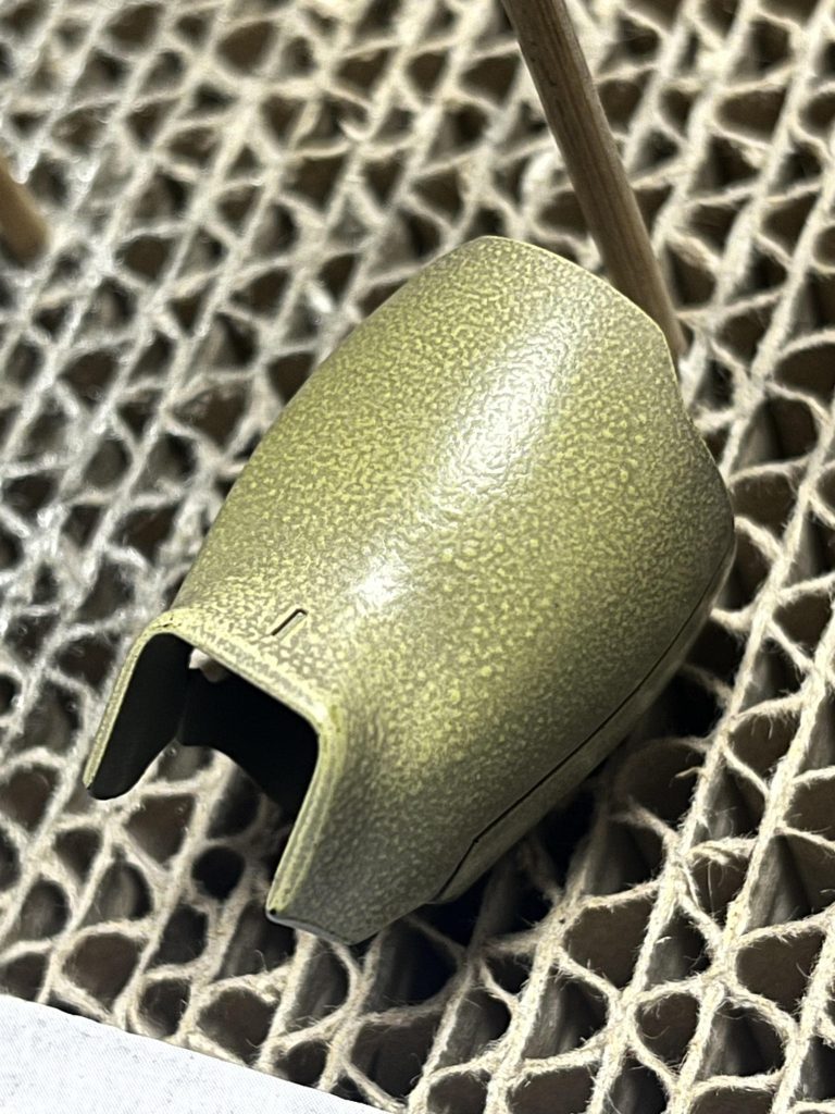 塗装は独自の手法で質感を強調。