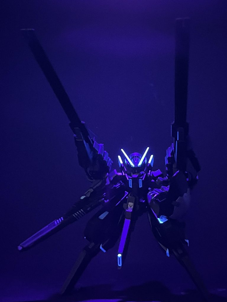水色のパーツは一部ブラックライトで光るようにしています。黒メインの配色が背景に溶け込んで結構お気に入りのショットです。