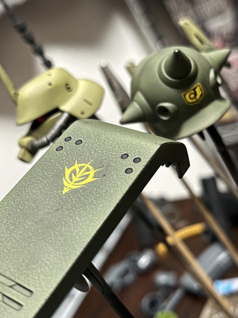 ジオンマークの他、サイクロプス隊の隊証デカールを追加。