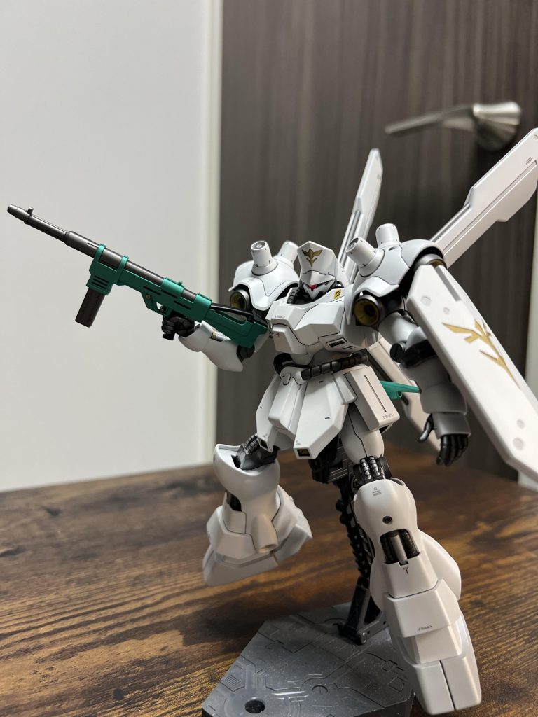 F91に使ってたスタンドで少し浮遊させてみました。完成年月日:2023年7月