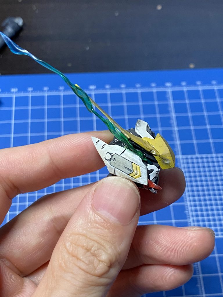 透明プラ板をライターで炙って動きをつけました。