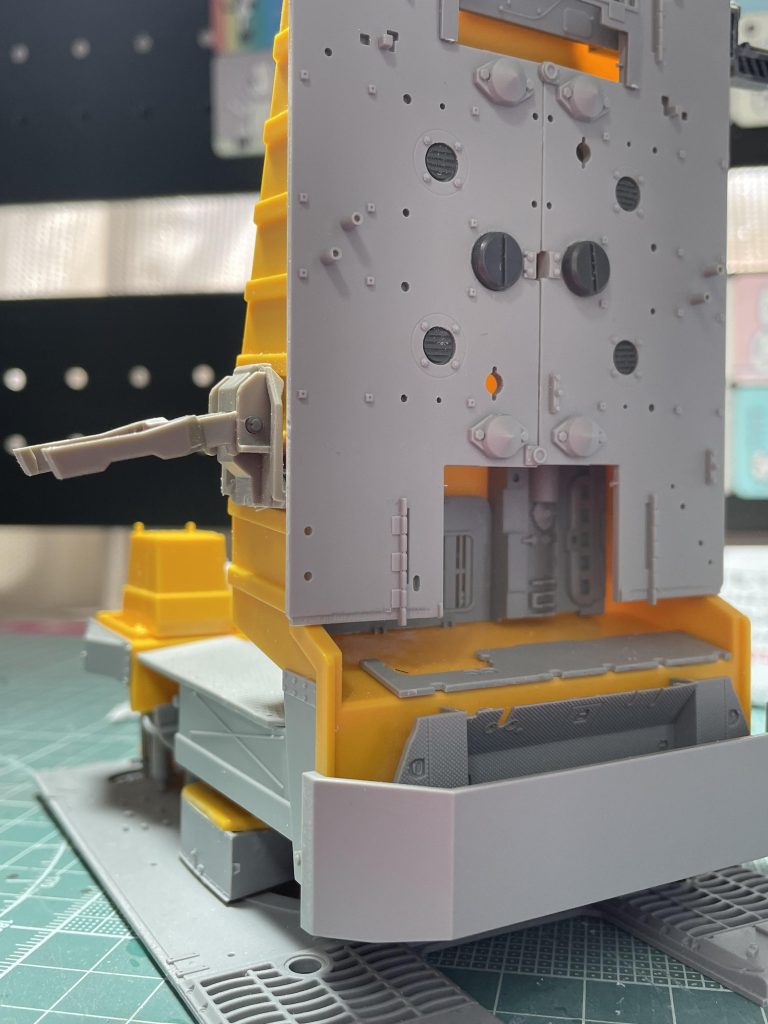 オリジナルのMSハンガーは、タミヤのダンプカーのミニ四駆ボディをベースに、スケールモデルのパーツでそれらしくミキシングしました。最後まで御覧いただき、ありがとうございました。