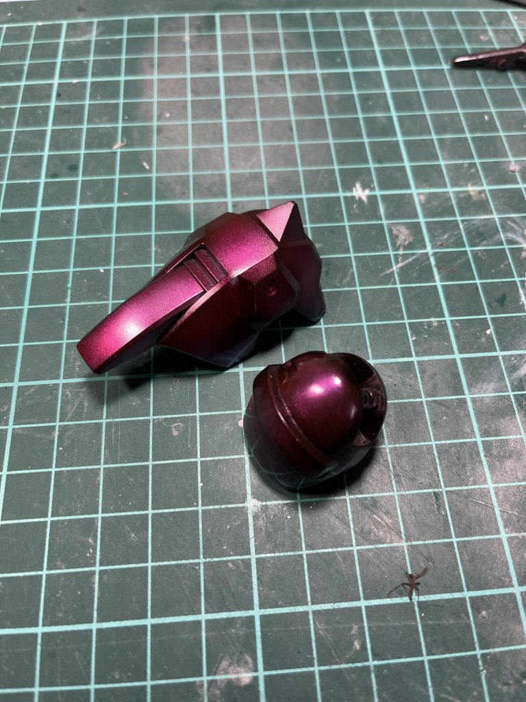 *おまけ*最初は、黒立ち上げ→メタルパープル(黒縁を残したグラデーション)→クリアルージュで塗装してました。が、塗装を進めているとシールドと大腿部の色味に差が出てしまい1度ドボンしております( ̄▽ ̄;)閲覧ありがとうございました。