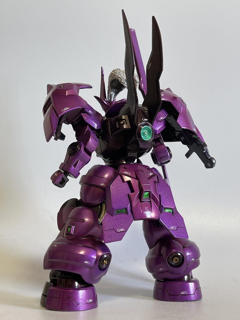 本体はグレーサフ→メタルバイオレット→クリアルージュ→光沢クリアの順でコート。胸部、爪先等の焦げ茶部はグレーサフ→メタルブラッディレッド→クリアブラック→光沢クリアでコート。グリーン部は胸部は黒立ち上げのグリーン、バックパックノズル部はグレーサフ立ち上げのグリーン。