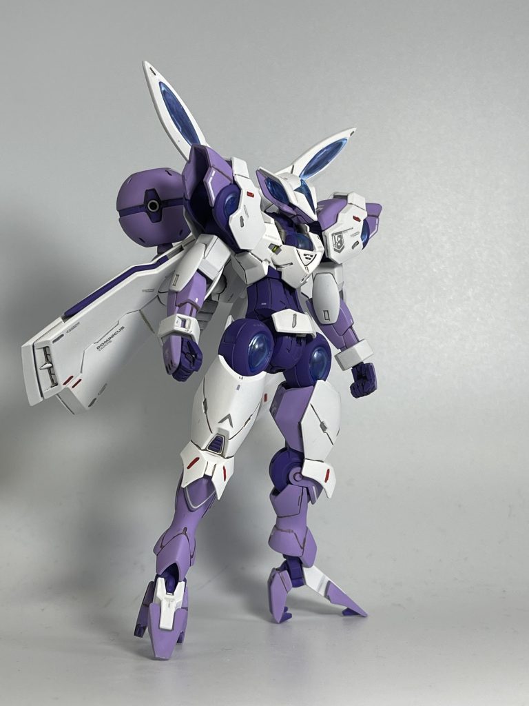 2種のパープルとホワイト貴重のカラーリングとフラットコートで仕上げました。クリアパーツは薄くクリアブルーを重ねてみました。デカールは専用のガンダムデカールを使用。