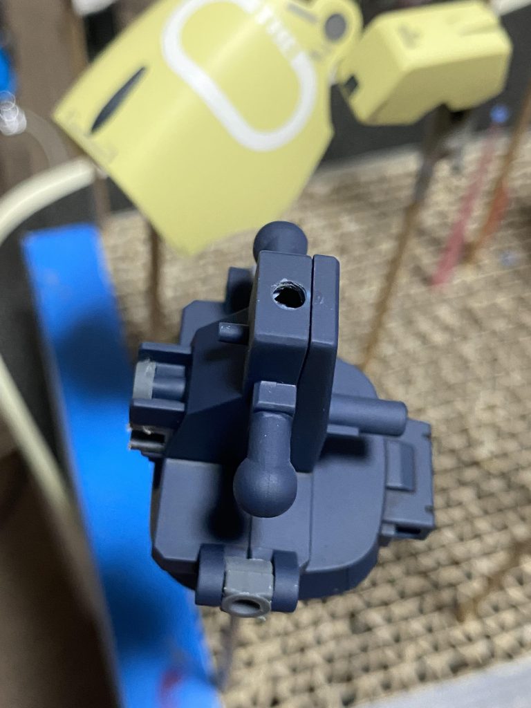 お尻に3mmの穴を開けて(笑)、台座を付けられるようにしました。