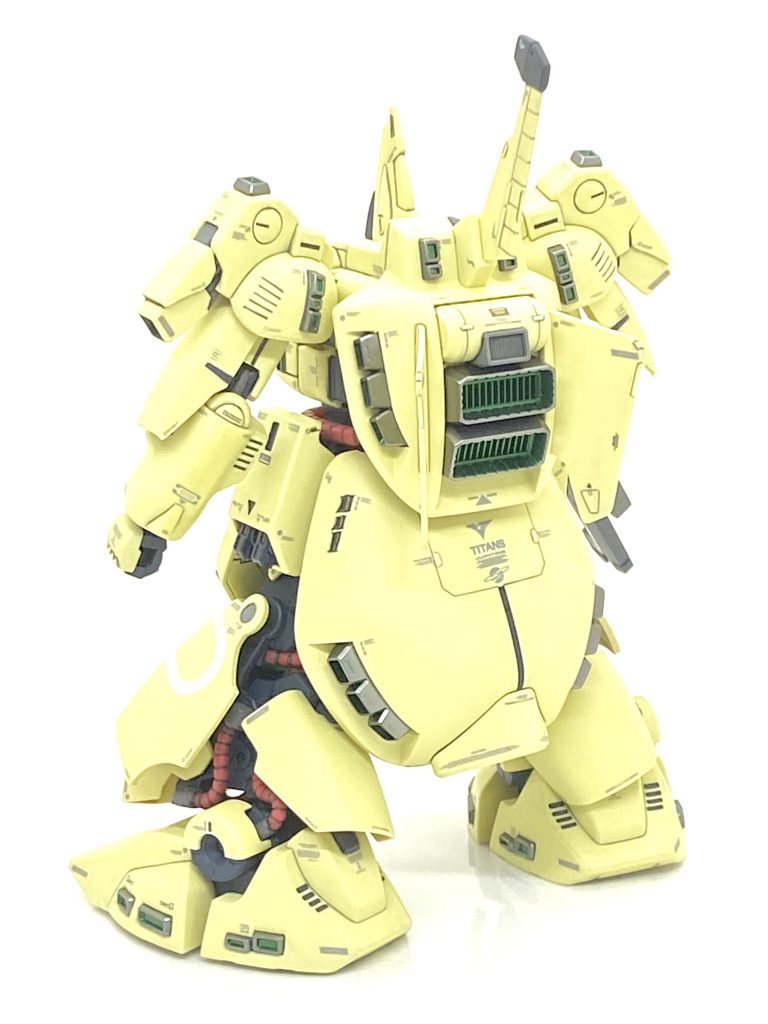 塗装箇所とカラーレシピ肩、太腿、腕合わせ目部→(クレオス)旧ガンダムカラーイエロー4手首、脇の動力ケーブル、首周りメカ部等→(クレオス)旧ガンダムカラーグレー5動力パイプグレー部、ミドルスラスター、ビームライフル一部等→(クレオス)ニュートラルグレー隠し腕動力パイプ、つま先の赤部等→(クレオス)新ガンダムカラーMSレッド各部スラスター外部→(ガイア)フレームメタリック(1)各部スラスター内部→(タミヤ)エナメル・クリアーグリーン