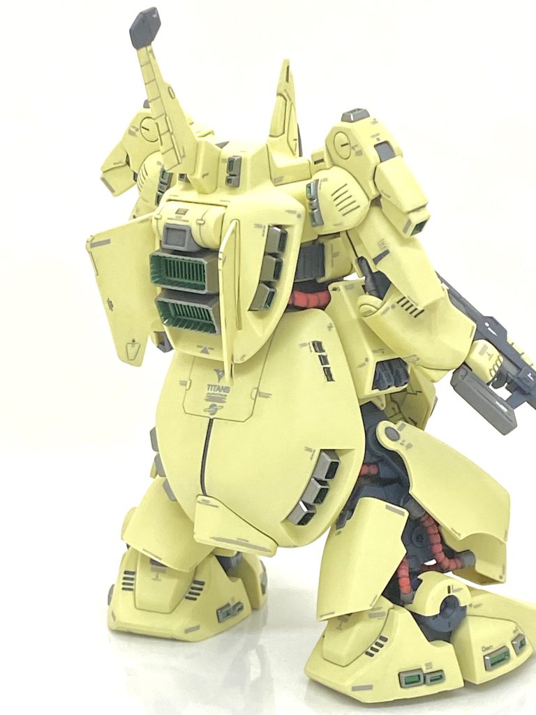 ジ・オを作る上で最大の難関は全身の装甲上には50基もある姿勢制御用スラスターでこれは最初からメタリックにしようと思いました。まずはガイアカラーのフレームメタリック(1)を吹いて一日以上乾燥させますと次にタミヤのエナメルのクリアーグリーンを吹いてある程度乾燥する前にエナメルシンナーを付けた綿棒ではみ出した箇所を綺麗にしていきます。ラッカーのメタリックでもエナメルシンナー使うと落ちてしまうという事がありますがガイアカラーのフレームメタリック系はその心配が全く無く、キャンディ塗装風の仕上がりになりました。ただ腰のある小さいスラスター三機はマスキングに大変手間が掛かりますから筆塗りで仕上げました。一体成型のスラスターはつや消し吹く際にマスキングして質感を落とさない様にしています。