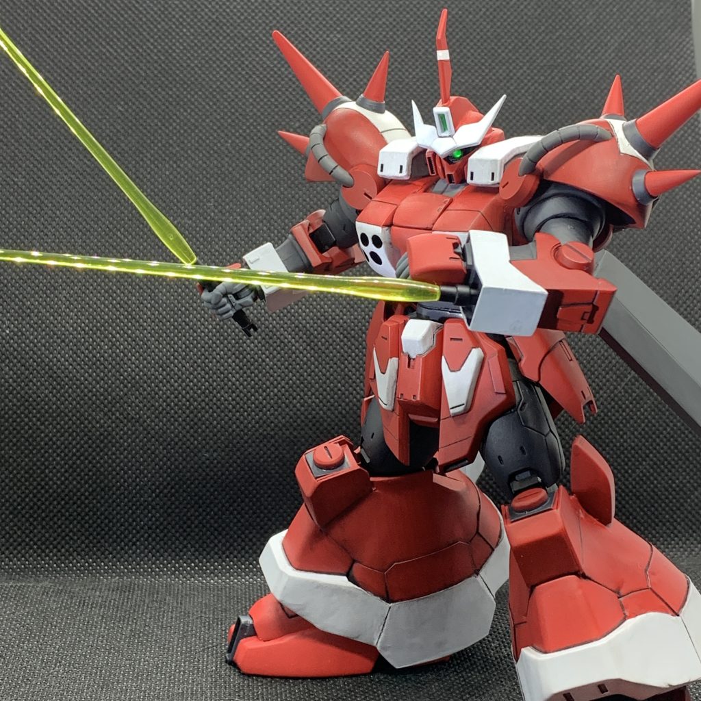 マルチ・ランチャーはビームサーベルにもなる設定の為、腕に装着している時と、サーベル時と別々に作成しました。